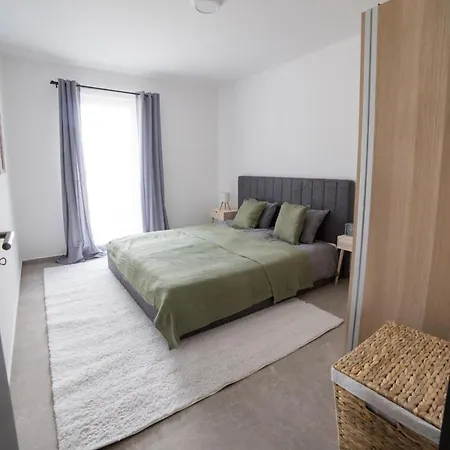 Modern In - Steps From Downtown & Parking Appartement Prešov