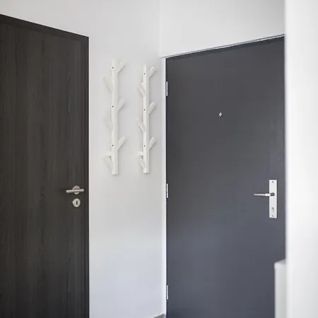 Modern In - Steps From Downtown & Parking