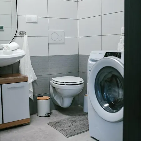 Modern In - Steps From Downtown & Parking