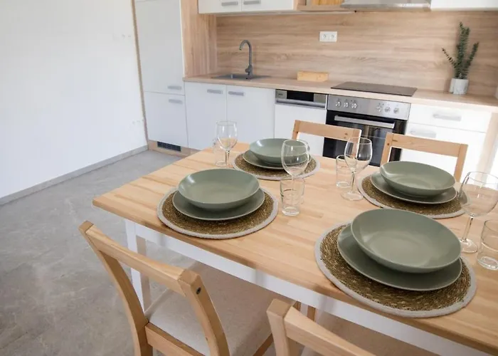 Modern In - Steps From Downtown & Parking