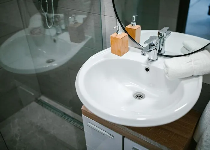 Apartment Modern In - Steps From Downtown & Parking Prešov