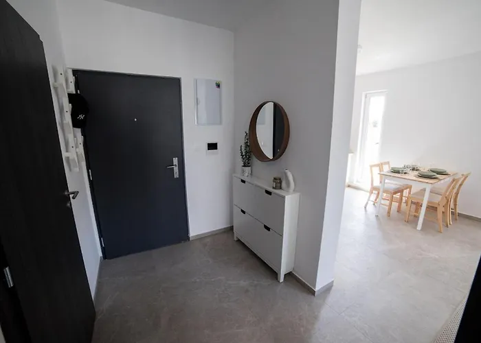 Modern In - Steps From Downtown & Parking *