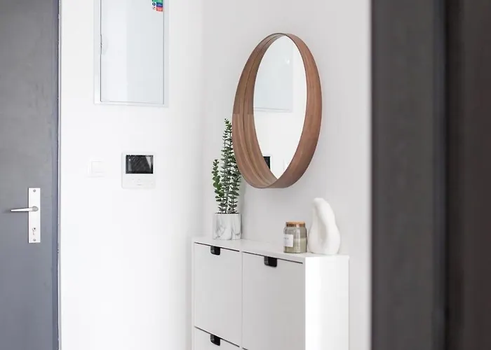 Modern In - Steps From Downtown & Parking Apartment