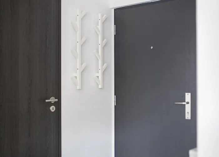 Modern In - Steps From Downtown & Parking