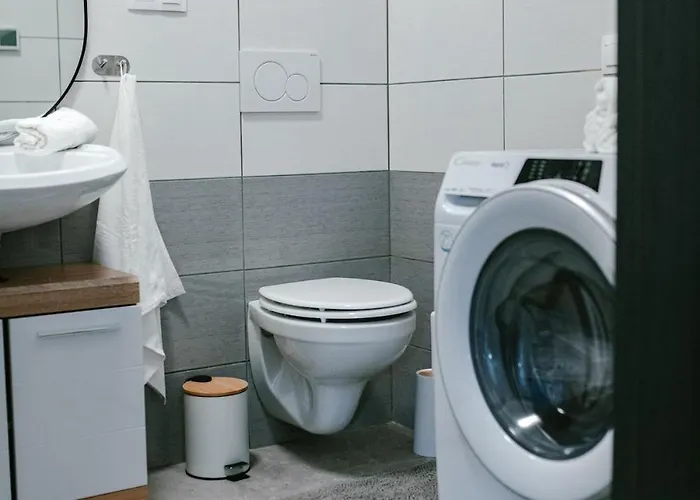 Modern In - Steps From Downtown & Parking