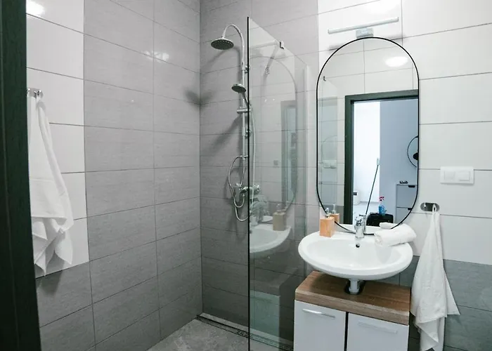 Apartment Modern In - Steps From Downtown & Parking Prešov