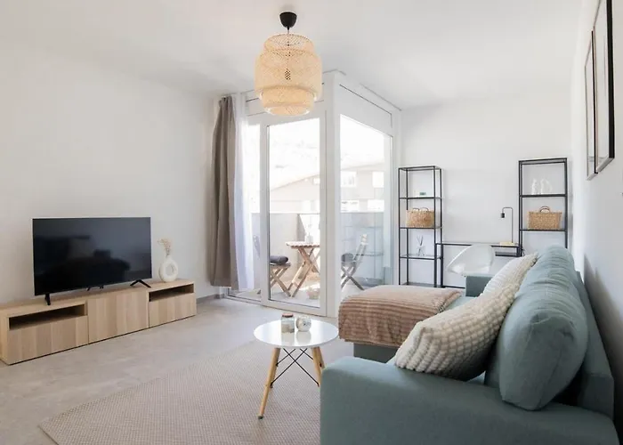 Modern In - Steps From Downtown & Parking