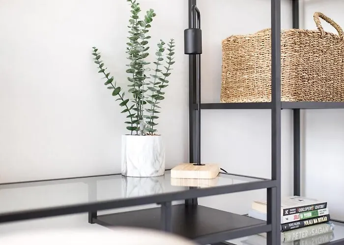 Apartment Modern In - Steps From Downtown & Parking Prešov